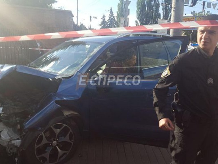 В Киеве пьяный водитель вылетел на тротуар и сбил пешеходов (ФОТО)