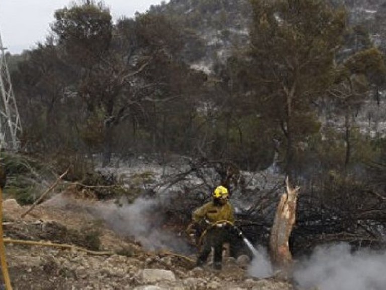На Ибице в результате лесного пожара эвакуировали около 60 человек (ФОТО)