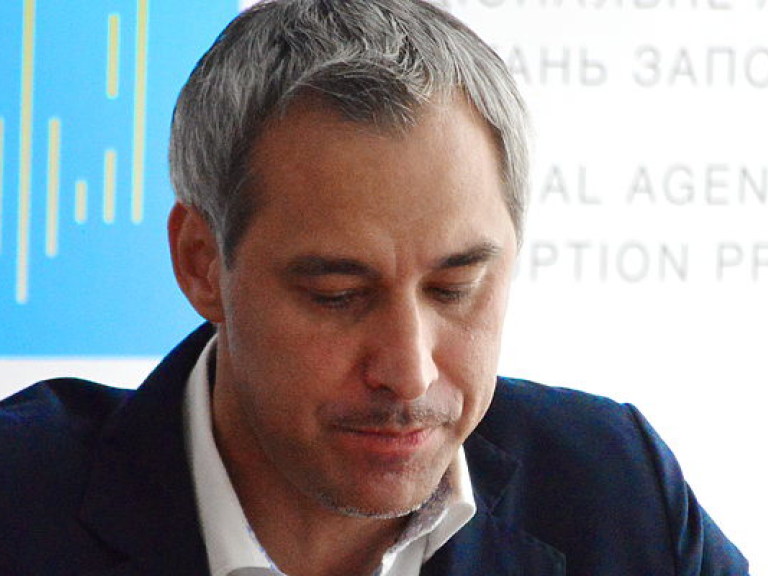 Кабмин уволил члена НАПК Руслана Рябошапку
