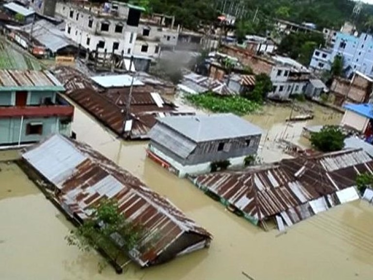 В результате ливней и оползней в Бангладеш погибло 94 человека (ФОТО)