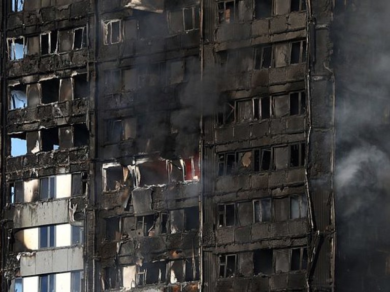Очевидцы сообщили о минимум 10 погибших при пожаре в Лондоне