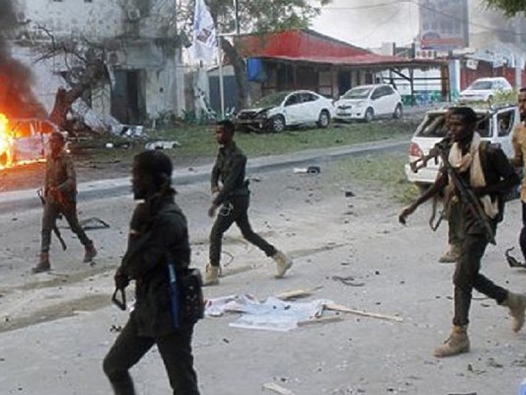 В Сомали исламисты убили 17 человек и захватили заложников (ФОТО)