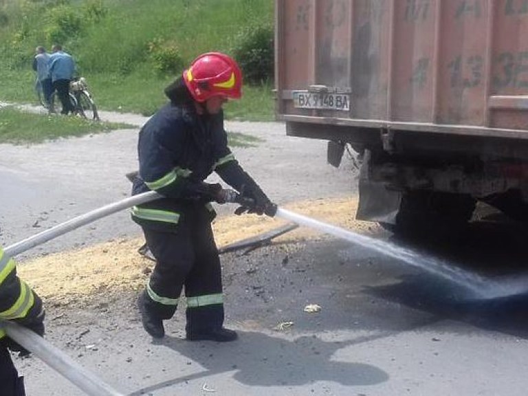 В Изяславе Хмельницкой области столкнулись два грузовика, на трассу вылилось горючее (ФОТО)