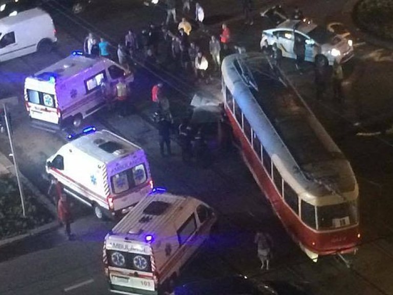 Нардеп от БПП Барна на Skoda врезался в трамвай на столичной площади Победы (ФОТО)