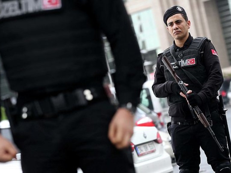 К стамбульском консульству США приехала полиция: мужчина угрожает устроить взрыв