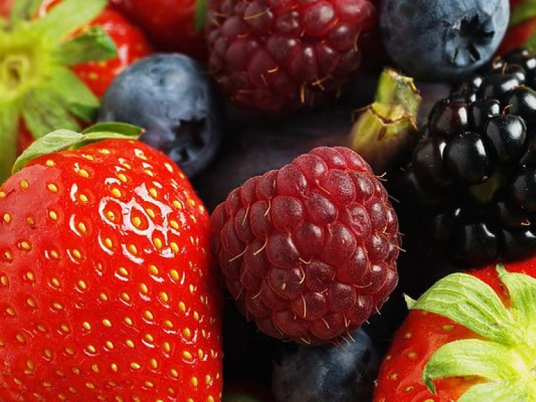 Цены на ягоды и фрукты в Украине на 50% выше, чем в прошлом году &#8212; эксперт