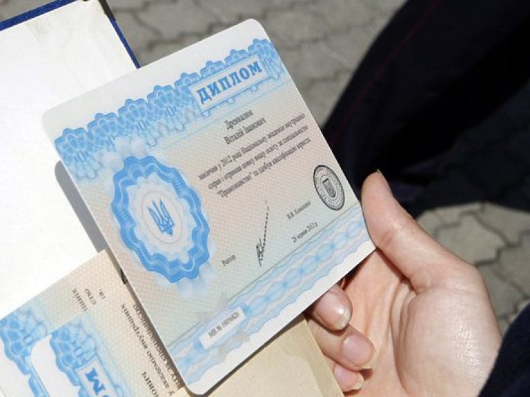 В Украине у 20% чиновников поддельные дипломы – эксперт