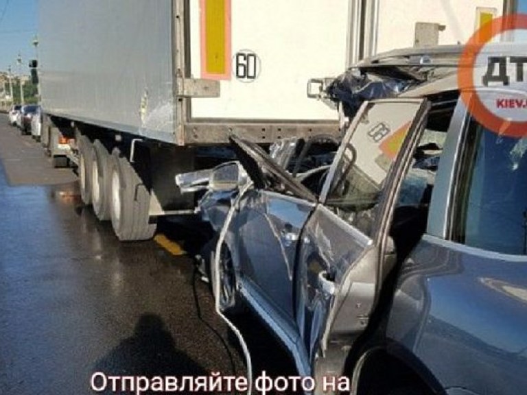ДТП на мосту Патона в Киеве: легковушка врезалась в фуру, есть жертвы (ФОТО)