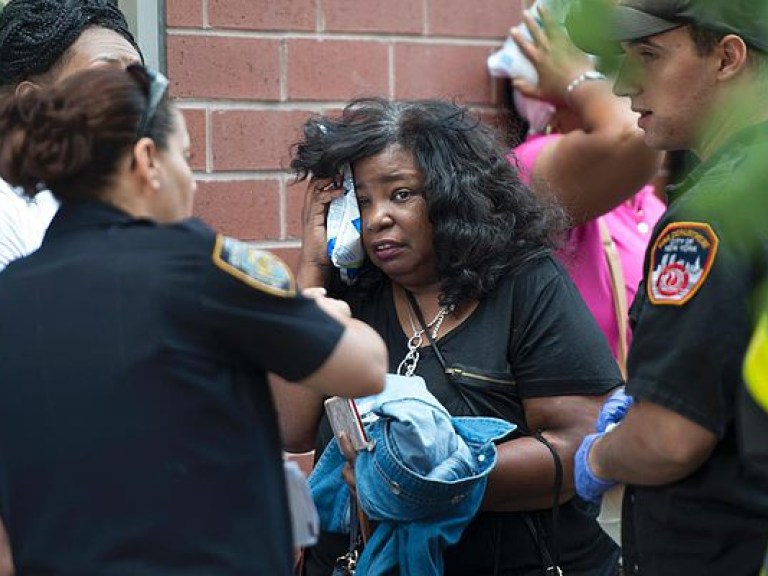 В Нью-Йорке внедорожник сбил прохожих на тротуаре, пострадали 10 человек (ФОТО)