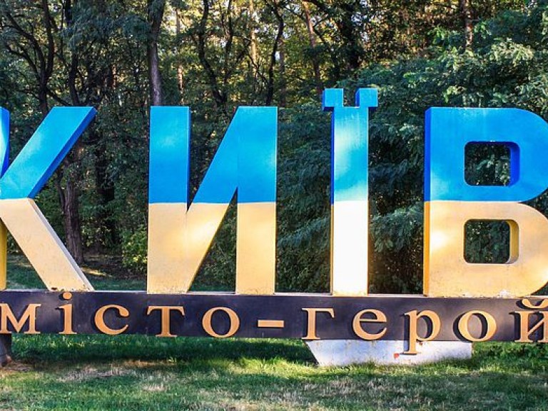 На въезде в столицу упали буквы &#171;Киев&#187; (ФОТО)