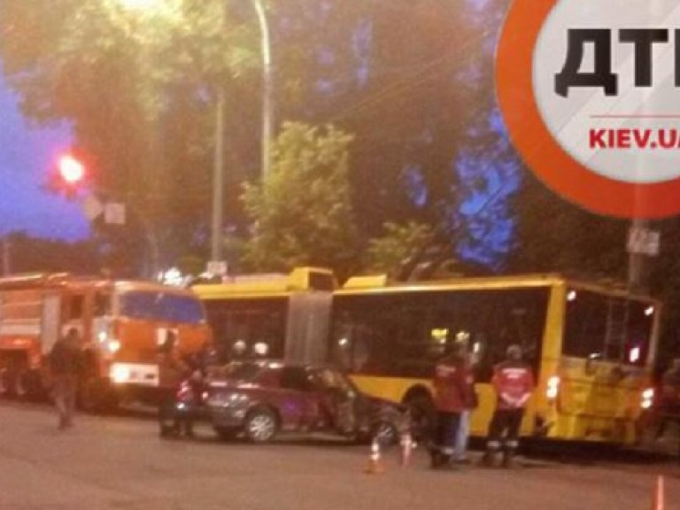 В Киеве автомобиль протаранил троллейбус с пассажирами, есть пострадавшие (ФОТО)