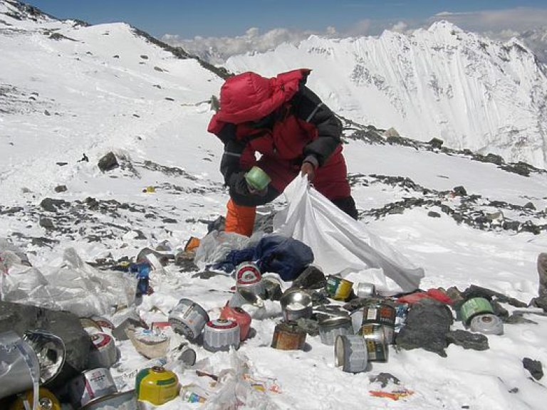 На Эвересте собрали пять тонн мусора (ФОТО)