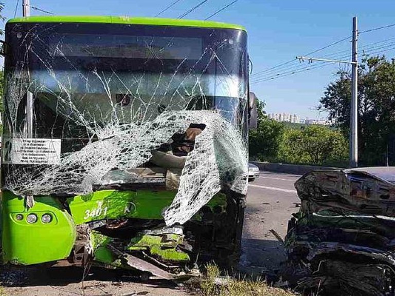 В Харькове в результате столкновения троллейбуса и автомобиля погиб водитель (ФОТО)