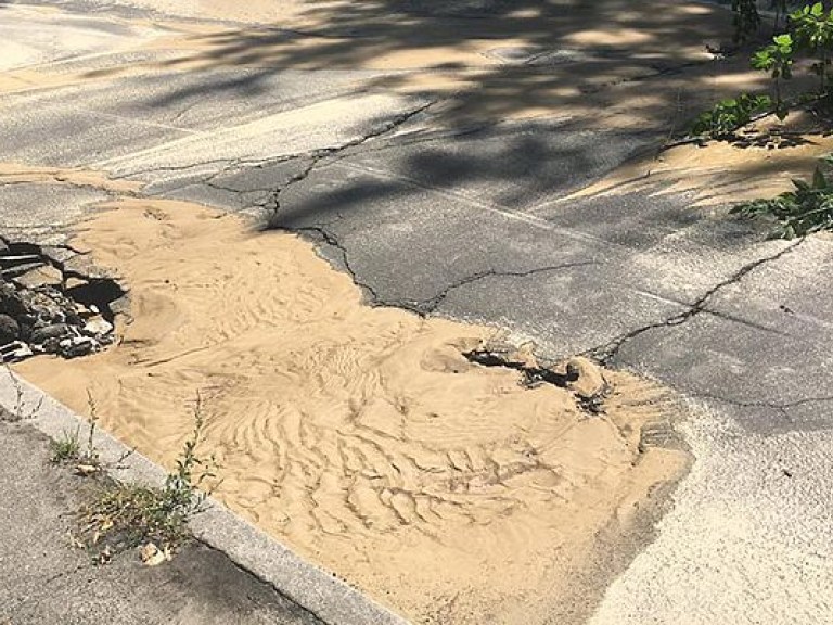 В Подольском районе Киева из-за прорыва трубы без воды остался целый микрорайон (ФОТО)