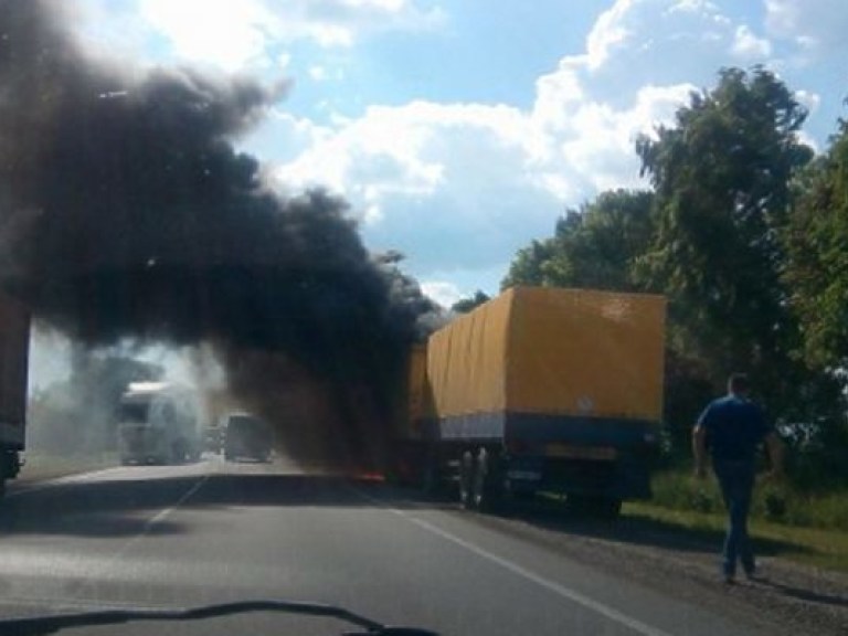 На дороге Киев–Чоп загорелся грузовик с детским питанием и памперсами (ФОТО)