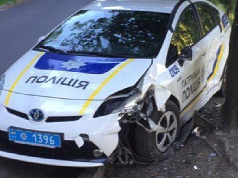 В Киеве нашли разбитый автомобиль полиции (ФОТО)