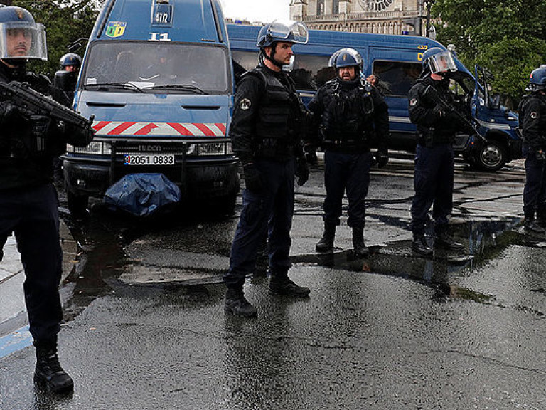 Наезд на полицейский фургон в Париже: Власти сообщили о гибели нападавшего