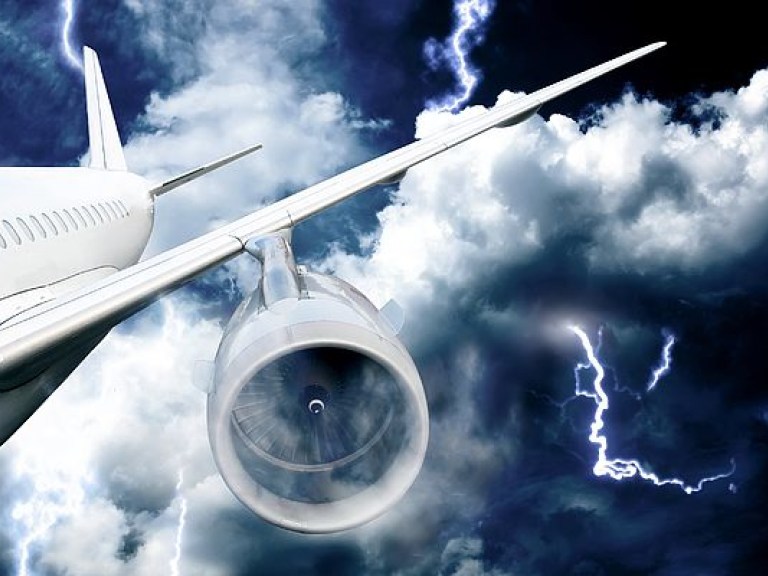 В летевший из Стамбула в Тбилиси самолет ударила молния