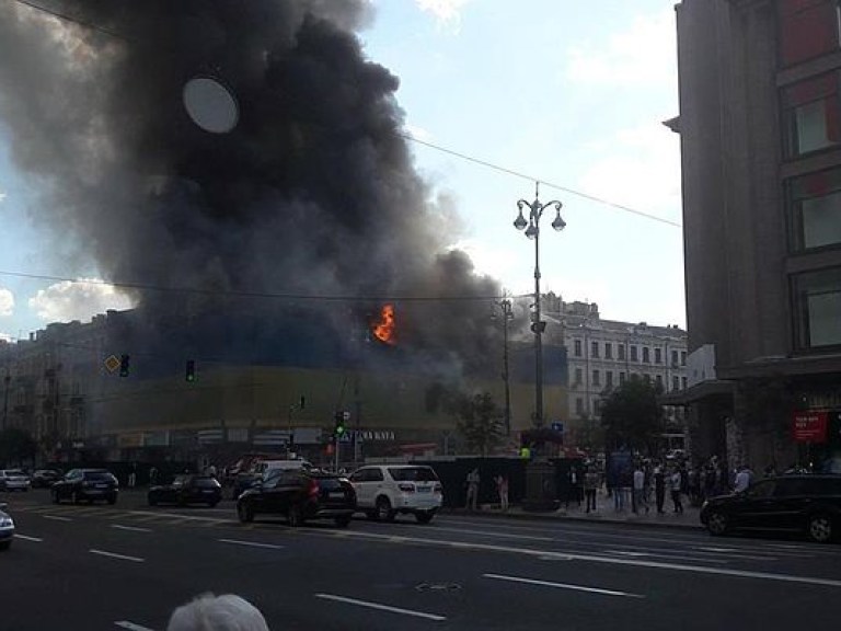 В центре Киева рядом с ЦУМом горит здание (ФОТО)
