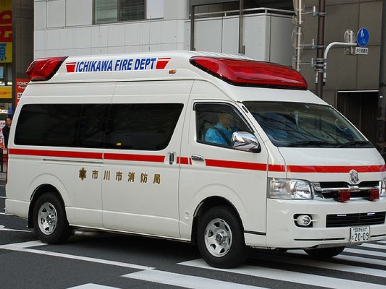 В Японии пенсионерка перепутала газ с тормозом и врезалась в больницу