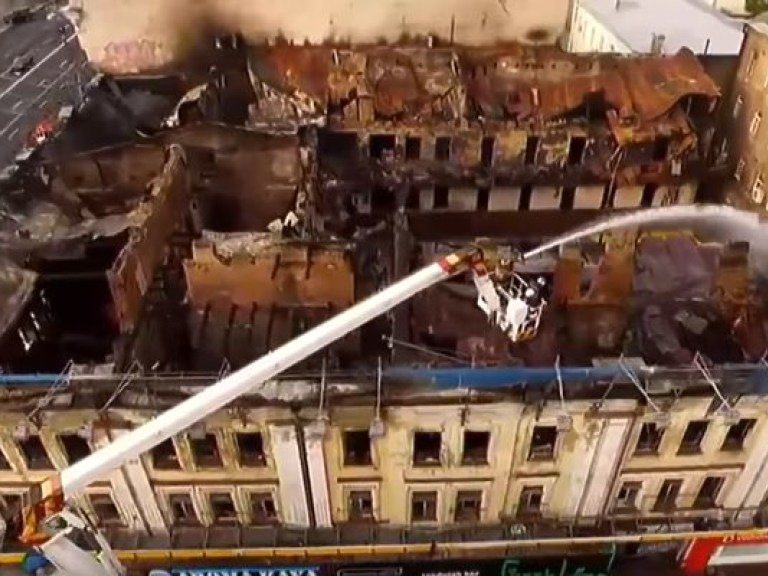 Пожар в Киеве на Крещатике: начался обвал деревянных конструкций, пожарные продолжают работать (ВИДЕО)