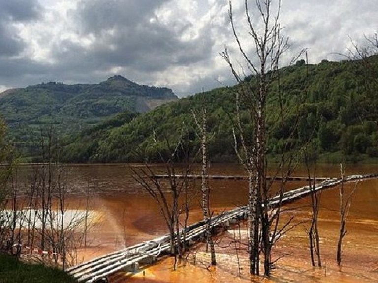 В Румынии деревню затопило радиоактивное озеро (ФОТО)