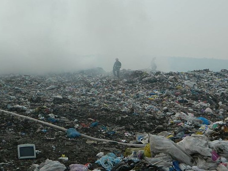 На Закарпатье горит полигон твердых бытовых отходов (ФОТО)