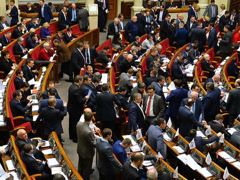 Сегодня парламент рассмотрит законопроект о КСУ и налоговые вопросы