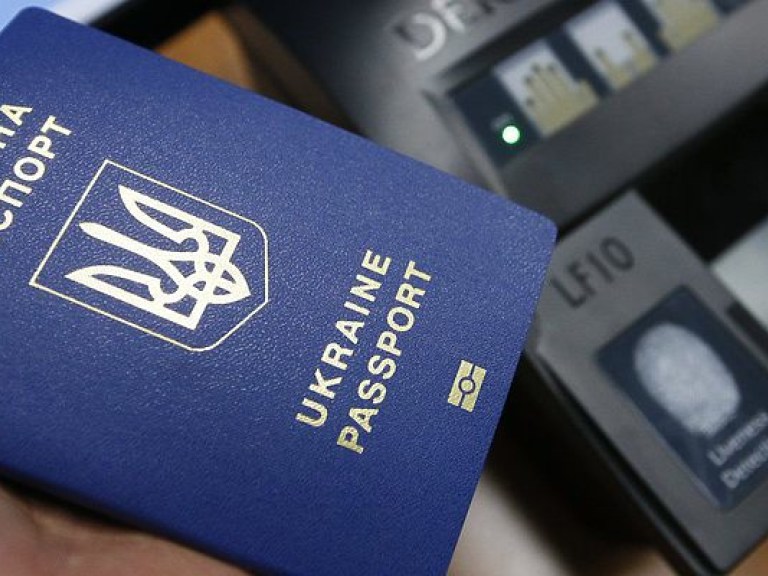 Киевляне по-прежнему выстаивают огромные очереди ради биометрических паспортов (ФОТО)