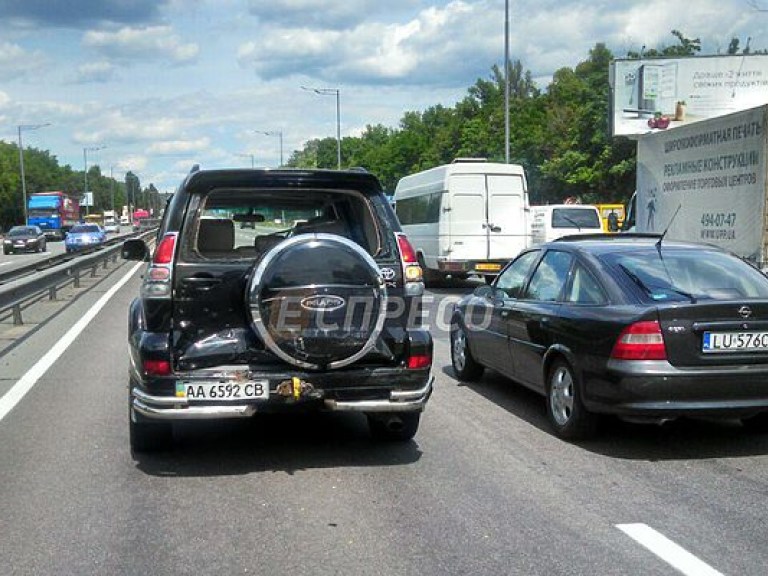 На Столичном шоссе маршрутка с пассажирами врезалась в попутный Toyota Prado (ФОТО)