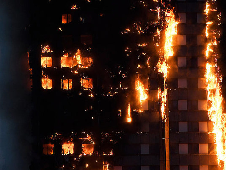 Полиция Лондона назвала причину масштабного пожара в многоэтажном доме