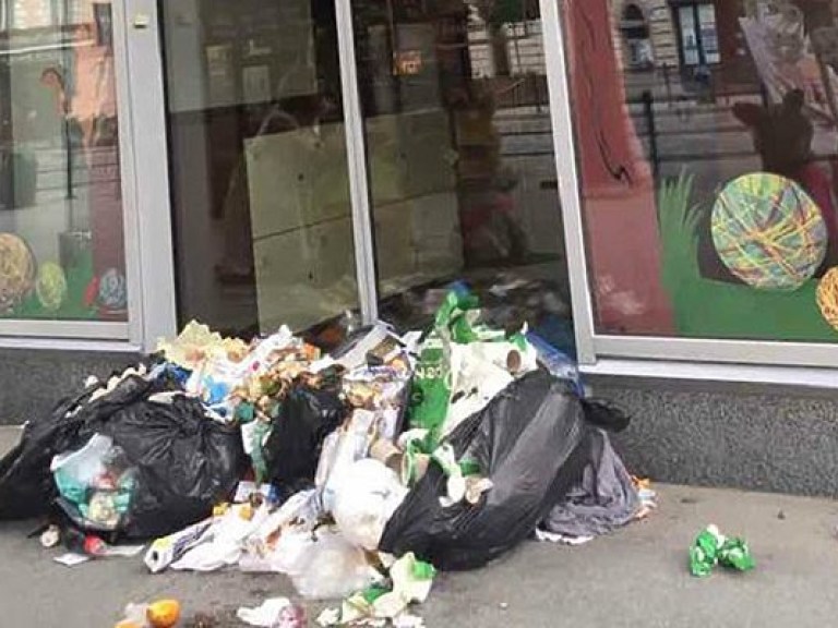 В центре Львова неизвестные забросали мусором магазин «Roshen» (ФОТО)