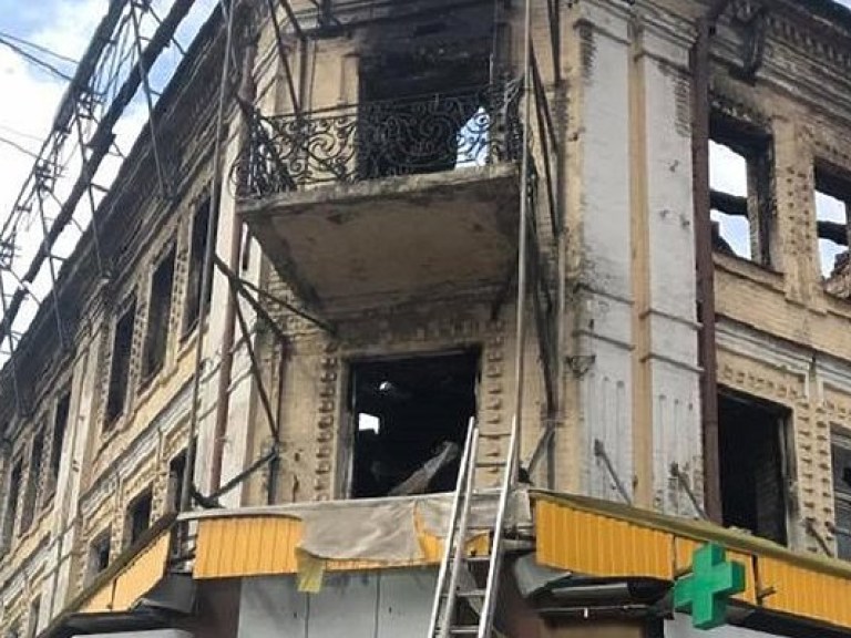 В Киеве произошло повторное возгорание в бывшем здании гастронома (ФОТО)