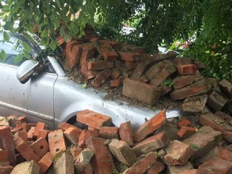 В Мукачево рухнувшая стена повредила пять автомобилей (ФОТО)