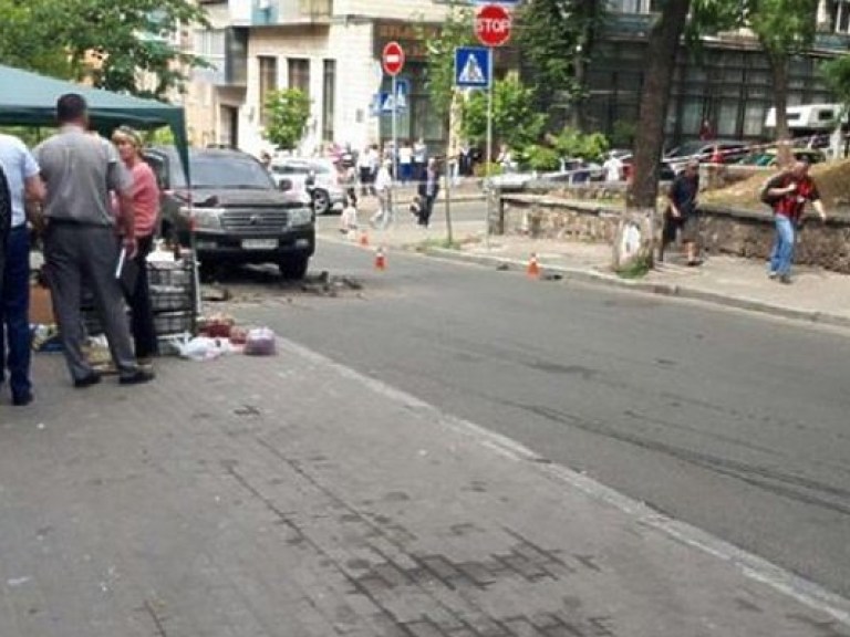 В центре Киева во время движения взорвался Land Cruiser, пострадал мужчина (ФОТО)