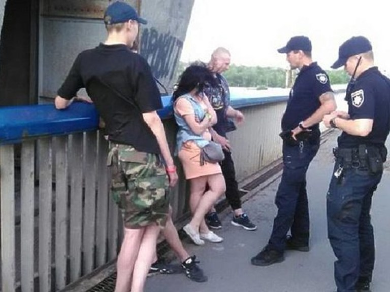 Вандалы уничтожили герб Киева на Московском мосту и не были наказаны (ФОТО)