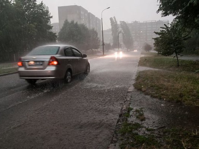Непогода обесточила более 180 населенных пунктов в шести областях Украины