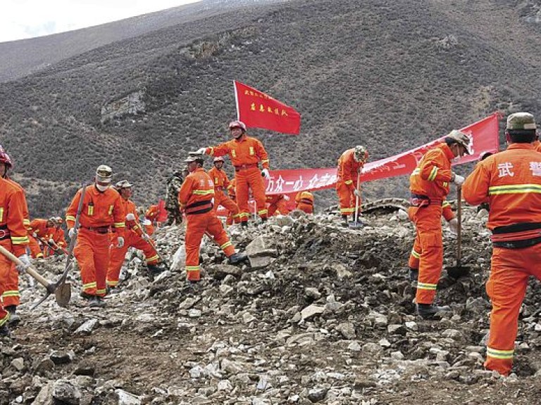 Масштабный оползень в Китае: Под завалами оказались более 100 человек (ФОТО)
