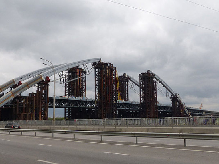 В Киеве смельчак экстремально покуражился на Подольском мосту (ВИДЕО)