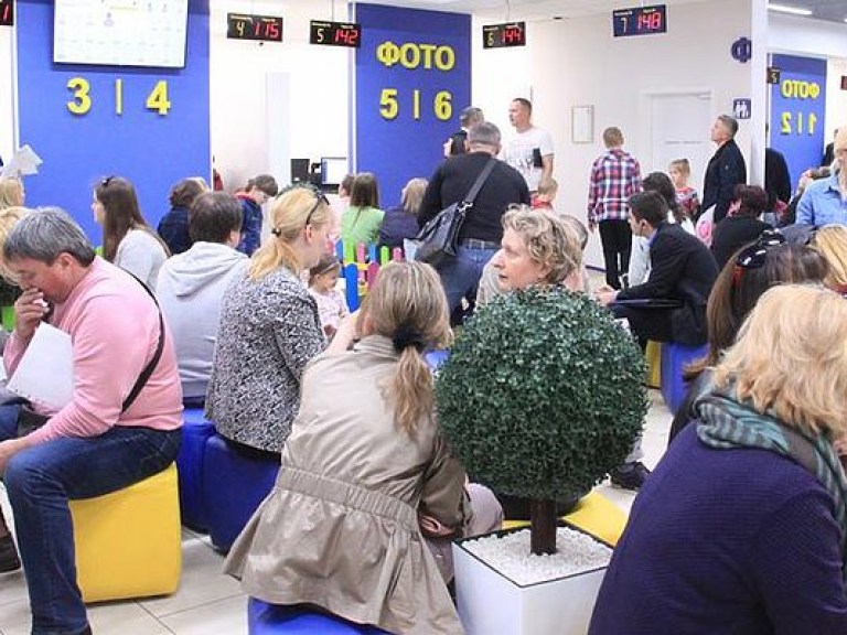 В паспортных столах украинцам продают «очередь» на оформление биометрических паспортов &#8212; СМИ
