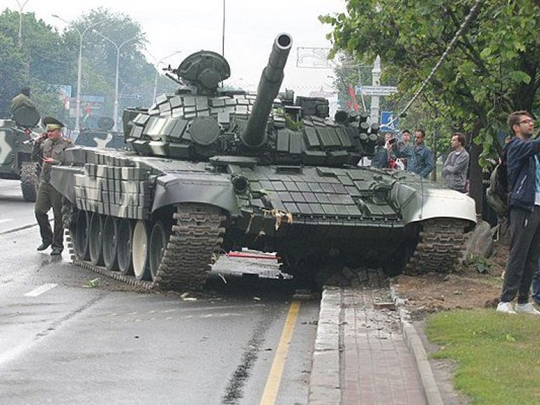 В Минске на репетиции парада танк попал в ДТП (ФОТО, ВИДЕО)