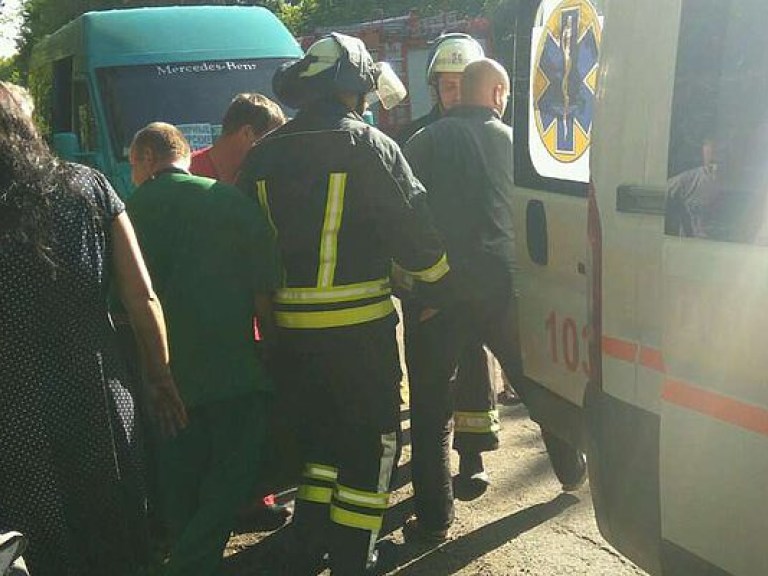 В Луганской области автобус с пассажирами съехал с трассы и перевернулся, пострадали 12 человек (ФОТО)