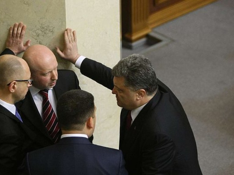 Защита Януковича будет настаивать на допросе Турчинова и Яценюка