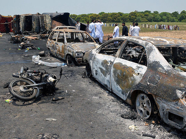 Количество погибших в результате взрыва бензовоза в Пакистане возросло до 152 человек