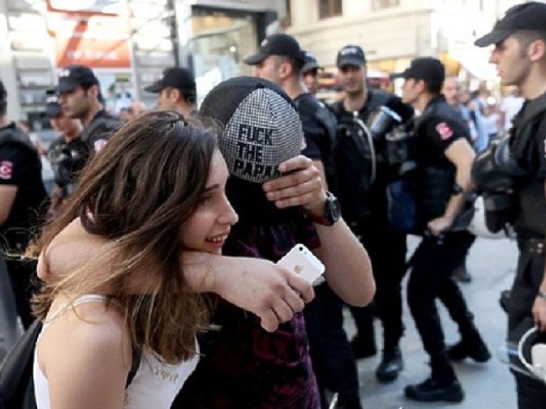 В Стамбуле полиция разогнала участников марша ЛГБТ (ФОТО)