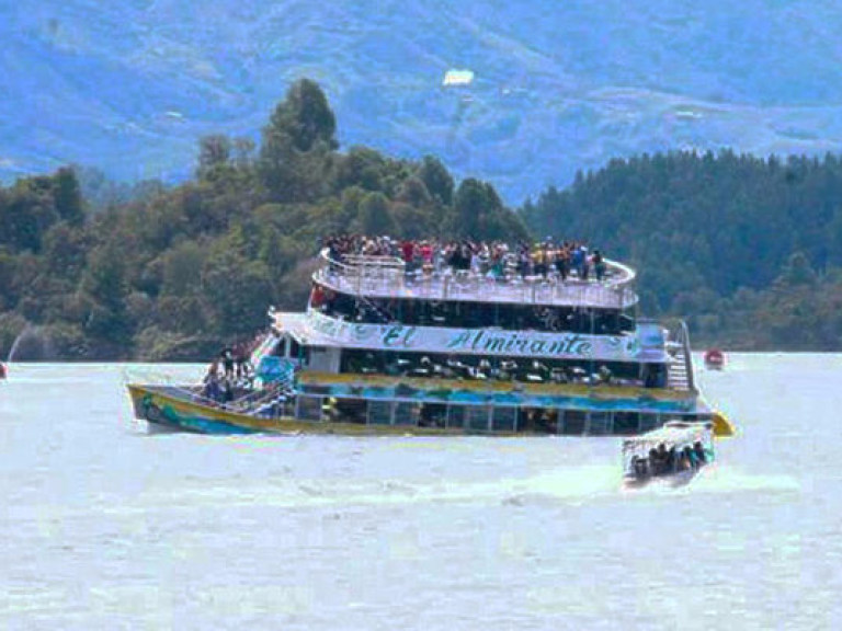 В Колумбии затонула лодка со 150 туристами, есть жертвы
