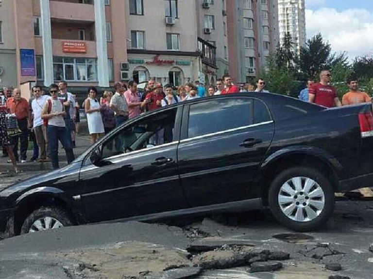 В Киеве автомобиль провалился под землю (ФОТО)