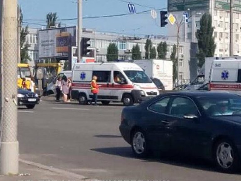 На правом берегу Киева маршрутка столкнулась с трактором (ФОТО)