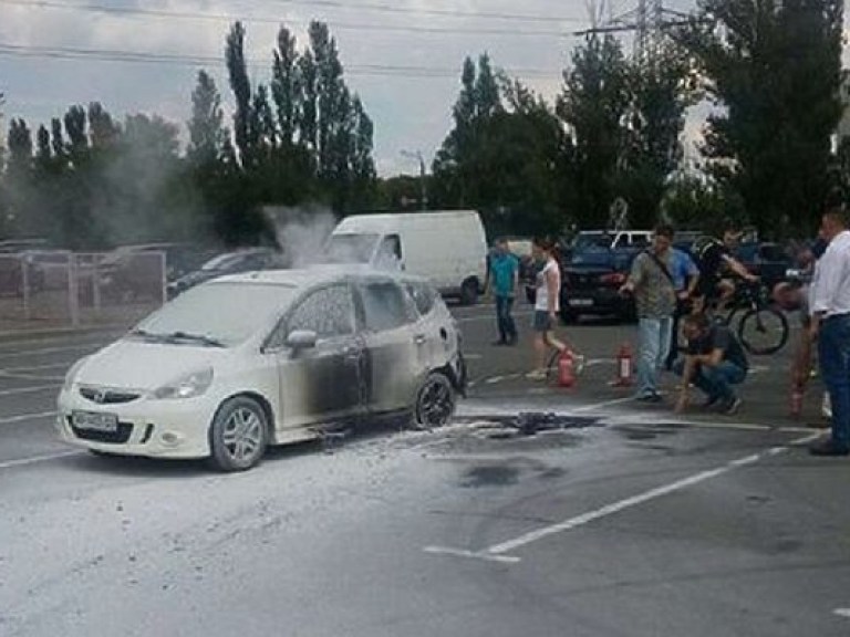 В Киеве возле торгового центра на парковке сгорел автомобиль (ФОТО)