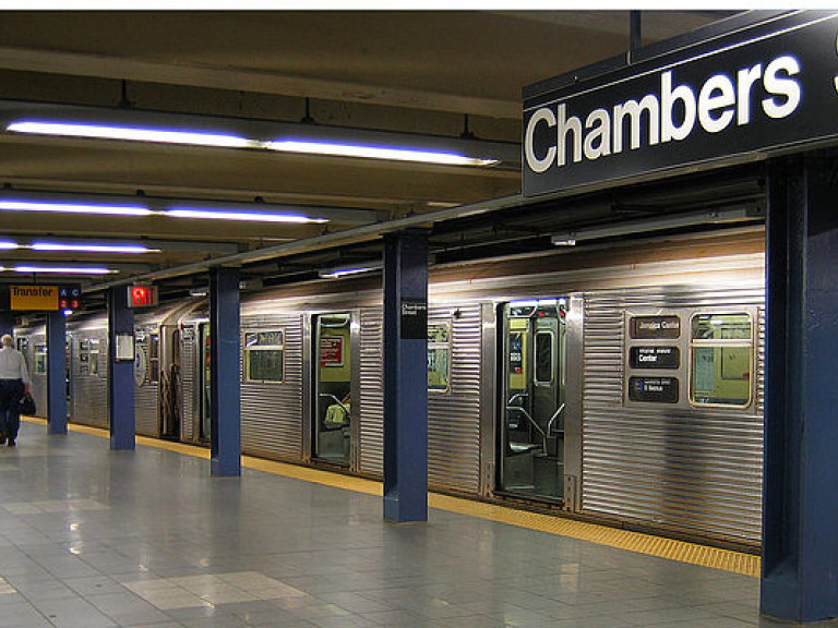В метро Нью-Йорка поезд сошел с рельсов, пострадали более 30 человек